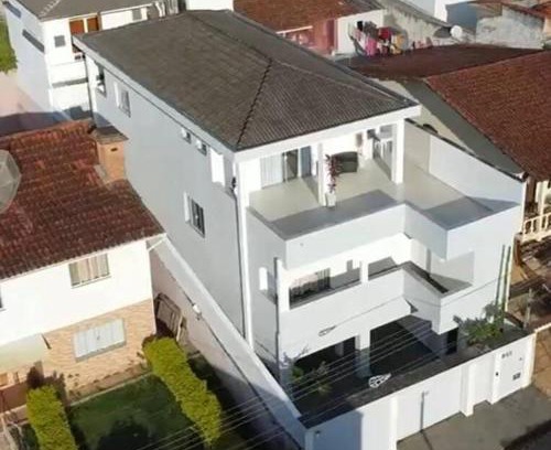 Sao Lourenco House | Inviting Casa for 20 in São Lourenço with Hot Tub & Pets