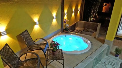 Lencois House | Beautiful Casa Aconchego: 4-Star Stay with Pool & Kitchen