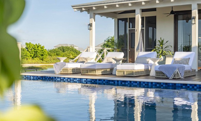 San Pedro Villa | Casa Agua Azul & The Pool Club at Mahogany Bay