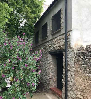 Ulldecona House | Cozy Mountain View Retreat - Family Friendly & Highly Rated