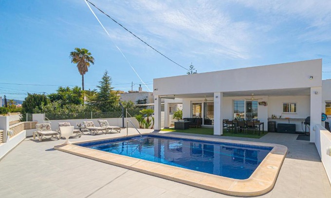 L'Alfas del Pi House | Experience Comfort at Casa Aigua Marina - 4-Star Stay