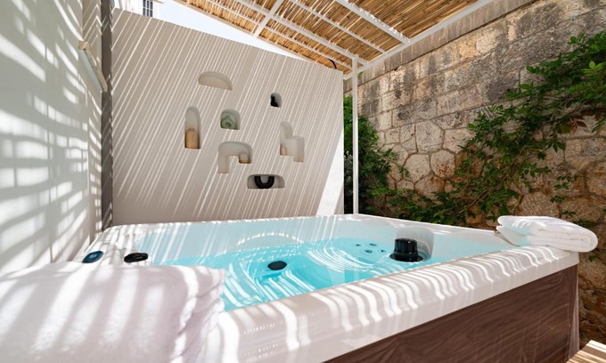 Casteldaccia Villa | Relaxing Getaway at Casa Aive with Oceanfront Hot Tub
