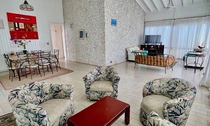 Jardim Virginia House | Relax at Casa Alto Padrão Enseada: Steps from the Beach!