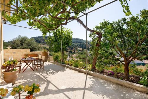 Manoliopoulo House | Beautiful Casa Alta - 4 Star Rated and Family-Friendly Stay