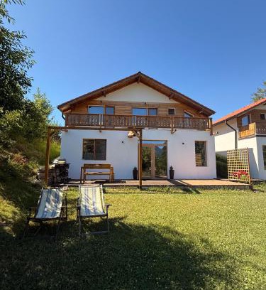 Bran Cabin | Pet-Friendly Casa Aluna Duo: Rated 10/10 with Breakfast