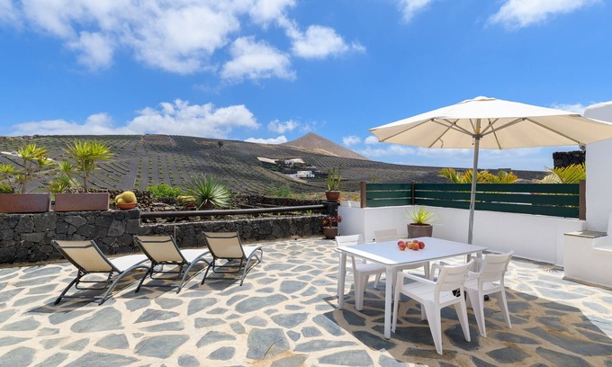 Masdache Apartment | Casa Amaia II: Your Perfect Getaway Amidst Vineyards