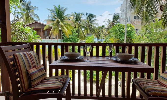 Caye Caulker Apartment | Casa Amancer: Poolside Retreat with Sea Views for Families