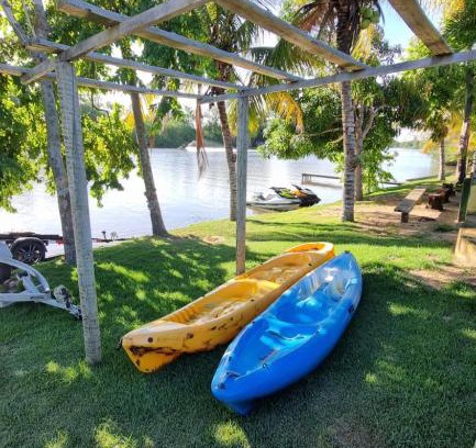 Mariricu House | Pet-Friendly CASA AMARELA Beira Rio Guriri with Pool