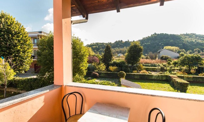 Bussolino Apartment | Inviting Casa Angeletti: Family-Friendly with Breakfast