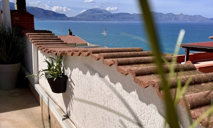 Balestrate Apartment | Relax at Casa Anna: 800 Meters from the Oceanfront Bliss