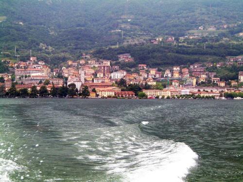 Lovere Old Town Apartment | Beachfront Bliss at Casa Anna: Guest Rated 9.8/10