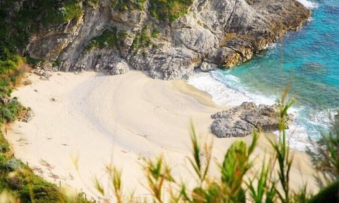 Ricadi House | Casa Antonia: Beachfront Escape with Sea View for 4