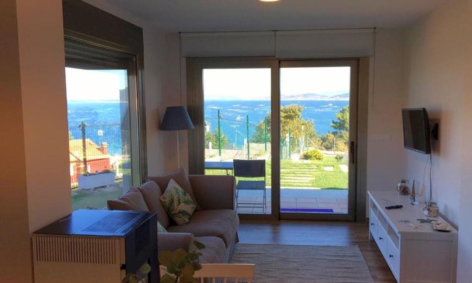 Cangas House | Beachfront Casa Apartamento in Cangas - Guest Rated 9.8