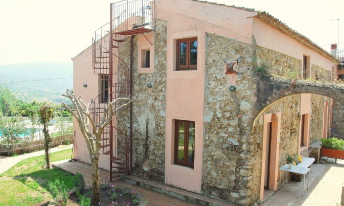 Ricadi House | Casa Arco: Beach Access, Pool & Perfect for 8 Guests
