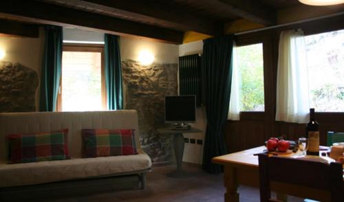 Castello Apartment | Top-Rated Casa Arpaouza: Perfect for Families and Pets