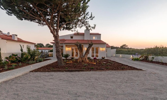 Fontanelas House | Casa As Macieiras: Oceanfront Escape with Breakfast Included