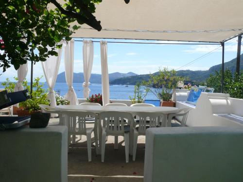 Lipari House | Casa Athena: Pet-Friendly Oceanfront Escape with Breakfast