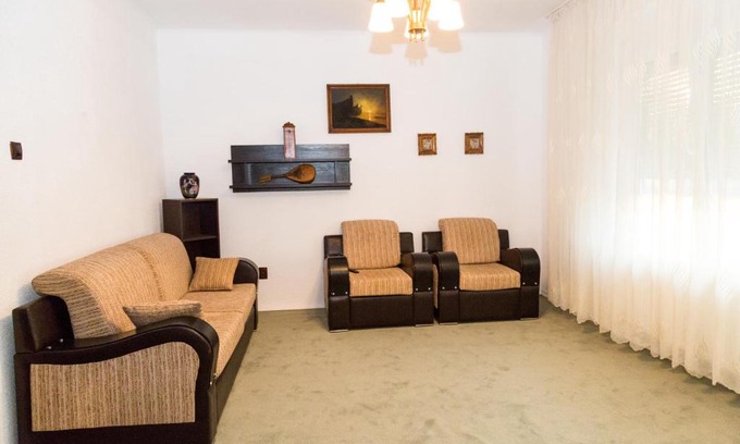 Calea Sever Bocu Apartment | Cozy Casa Ayan: Family-Friendly with Breakfast & Kitchen
