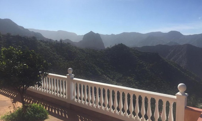 Vallehermoso House | Cozy Casa Azul: Oceanfront Retreat with Family-Friendly Perks