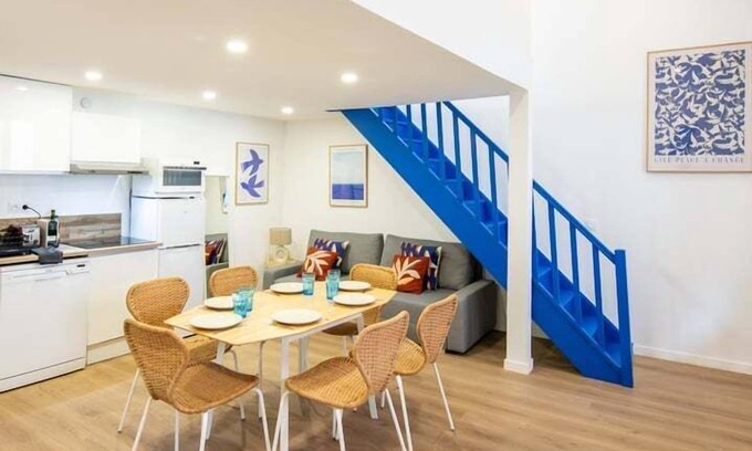 La Guillotiere House | Vibrant Casa Azul - Family-Friendly Stay with Breakfast
