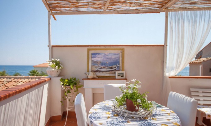 Praiola Apartment | Casa Azzurra Front Beach, Riposto, Italy