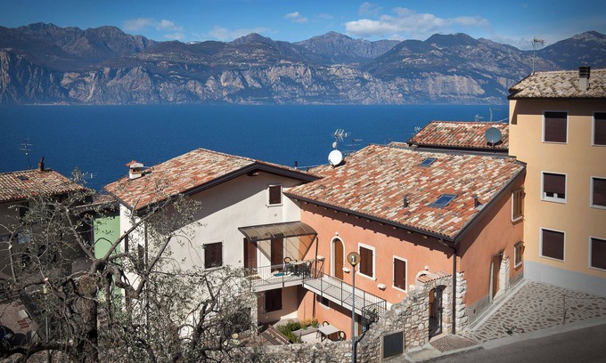 Cassone Apartment | Cozy Bacio Apartment: Pets Welcome in Malcesine-Cassone