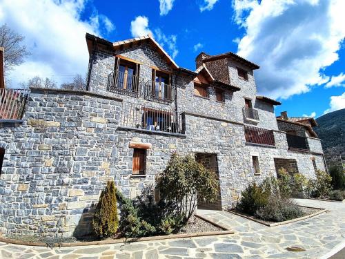 Gavin Apartment | Family-Friendly Casa Balcón de Los Pirineos in Gavín Biescas