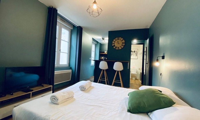 Saint-Jacques - Nazareth Apartment | Cozy Casa Balzac Studio with Breakfast & Kitchen Amenities