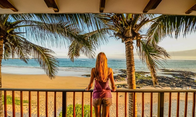 Puerto Villamil Hotel | Discover Casa Baronesa: Ocean Views & Spa Amenities