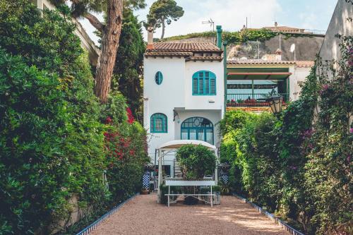 Caldes d'Estrac Villa | Casa Baulenas: Oceanfront Retreat with Pet-Friendly Perks
