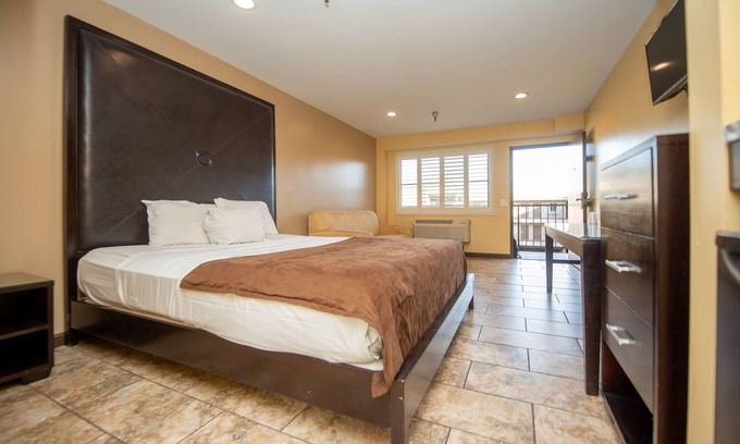 Walnut Park Hotel | Relax at Casa Bella Inn - Huntington Park with Spa & Breakfast