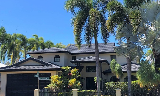 Holloways Beach House | Casa Bella Vista - Beachfront Haven by the Great Barrier Reef