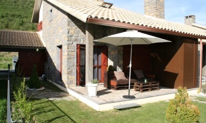 Gavin Cottage | Casa Biescas: Ideal Retreat for 7 with Scenic Views