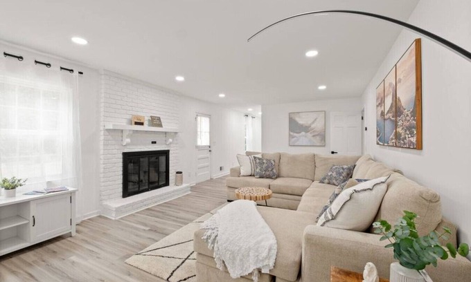 Decatur House | Casa Blanca: Premium 6 Bedroom Retreat with Game Room