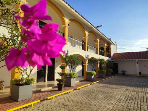 Jalpan de Serra Hotel | Budget-Friendly Casa Blanca Hotel with Breakfast Included