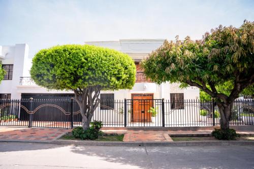 Valledupar House | Incredible Casa Blanca: Family-Friendly Getaway Awaits