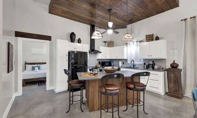 Fredericksburg House | Casa Blanca-Swim Spa-Steps to Main Street!