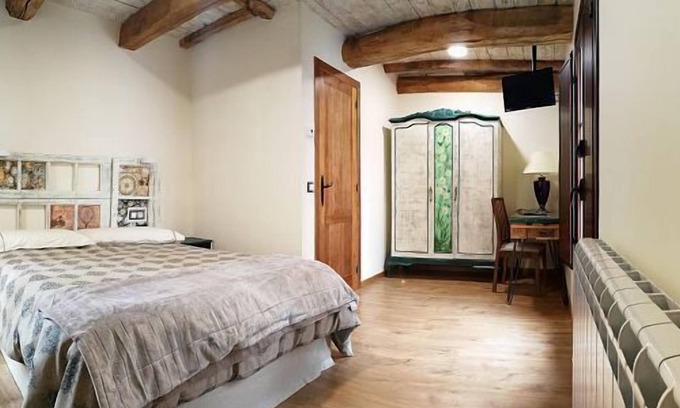 Molinaseca Cottage | Casa Blanquita: Ideal Retreat for 10 with Spa and Kitchen