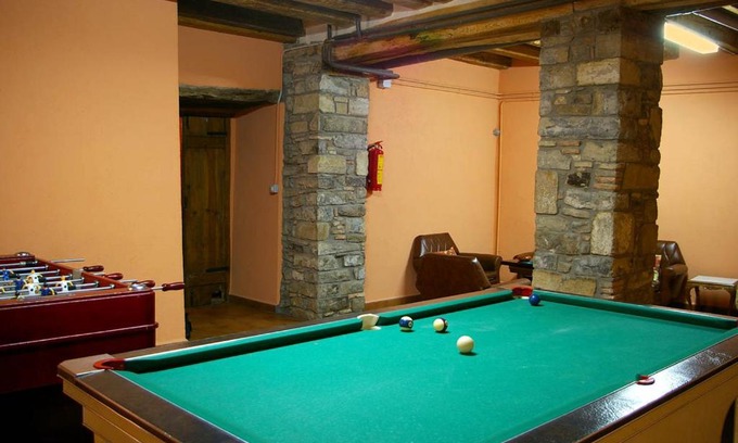 Artieda House | Pet-Friendly Casa Blasco: Family Retreat with Breakfast