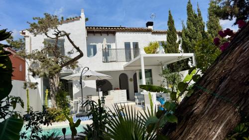 Urbanizacion Pinos Verdes House | Relax at Casa Blu Marbella: Oceanfront, Pool & Family-Friendly