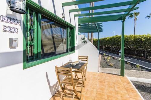Los Pocillos Apartment | Inviting Casa Bodega Coco: 4-Star Stay with Pool Access