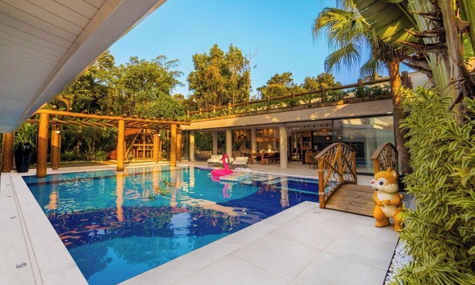 Balneario Mogiano House | Discover A Casa da Ponte: Beach House for Groups & Families