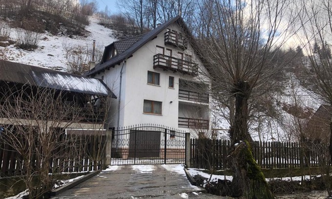 Moieciu Villa | Top-Rated Casa Bubu: Family-Friendly with Hot Tub Bliss