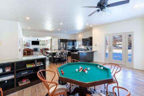 South Capitol House | Casa Buena: Cozy 3 BR Retreat with WiFi & Fireplace