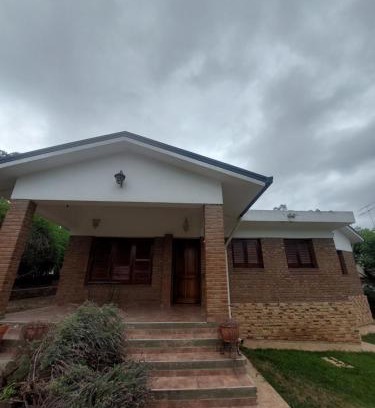 Tanti House | Convenient Stay at Casa Céntrica en Tanti for Families