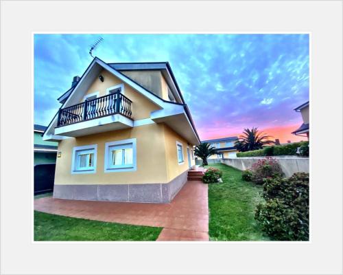 Barreiros House | Cozy Casa César: Oceanfront Stay with Family-Friendly Perks