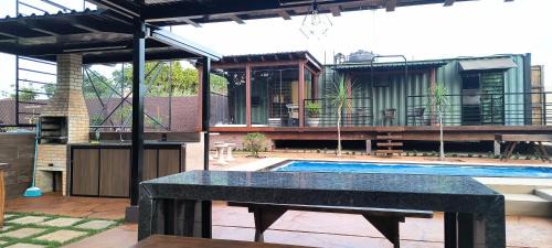 Santa Rita do Passa Quatro Ski Chalet | Pet Friendly Casa Container with Pool & Hot Tub - Rated 9.6