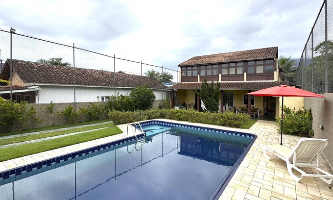 Jardim Capricornio Ski Chalet | Perfect Casa with Pool, Steps from Caraguatatuba Beach