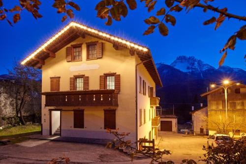 Lozzo di Cadore House | Inviting Casa Cadore: Family-Friendly with Breakfast & Hot Tub