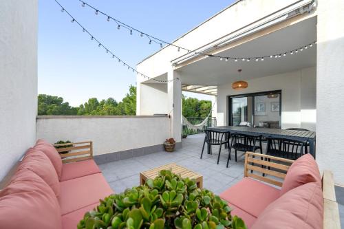 Calafat Apartment | Elegant Casa Calafat: 4-Star, Pet & Child Friendly Haven